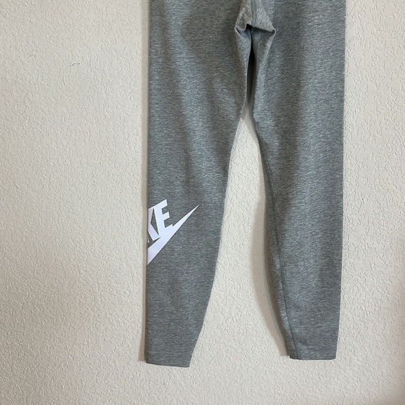 Nike Gray High-Waisted Graphic Leggings Xs - Picture 8 of 9